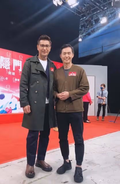 港版《天龍八部》「慕容」父子重聚，兩人狀態極佳，年齡僅差4歲