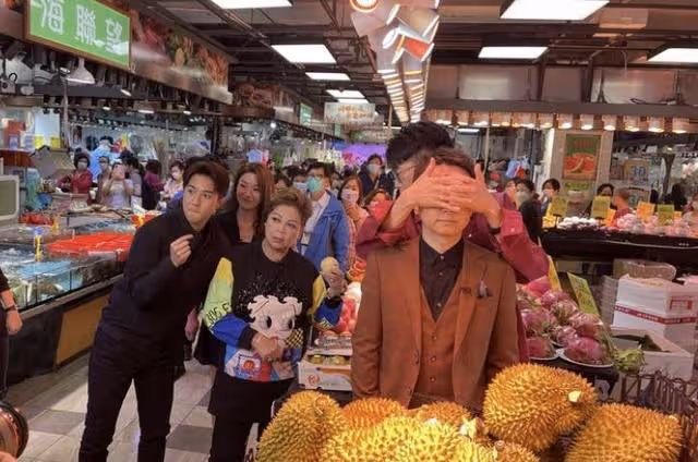 越活越年輕！67歲TVB著名主持人愛上瑜伽減肥，體重暴跌瘦了一圈
