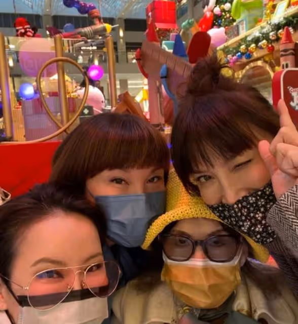 傷勢嚴重！歌手李玟曝媽媽遭野豬襲擊後現狀，手骨全碎打滿了釘子