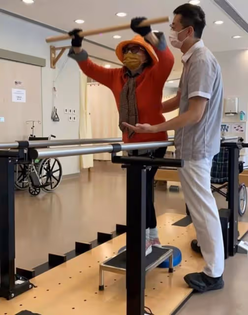 傷勢嚴重！歌手李玟曝媽媽遭野豬襲擊後現狀，手骨全碎打滿了釘子