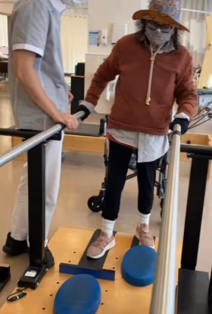 傷勢嚴重！歌手李玟曝媽媽遭野豬襲擊後現狀，手骨全碎打滿了釘子