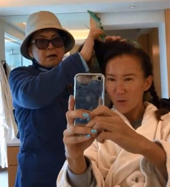 傷勢嚴重！歌手李玟曝媽媽遭野豬襲擊後現狀，手骨全碎打滿了釘子