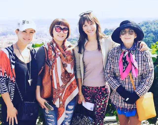 傷勢嚴重！歌手李玟曝媽媽遭野豬襲擊後現狀，手骨全碎打滿了釘子