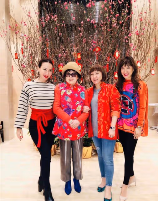傷勢嚴重！歌手李玟曝媽媽遭野豬襲擊後現狀，手骨全碎打滿了釘子