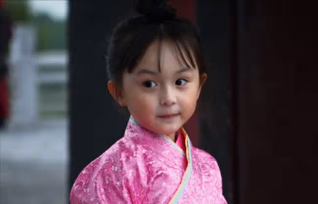 「小羋月」2歲出道年入百萬，顏值太高被禁止整容，如今怎樣了？