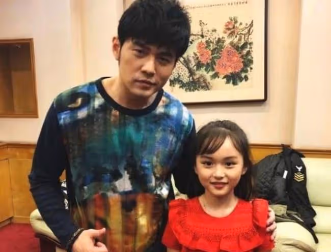 「小羋月」2歲出道年入百萬，顏值太高被禁止整容，如今怎樣了？