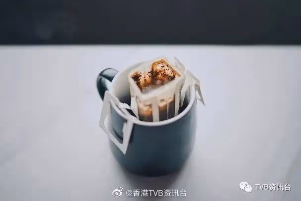 周柏豪隔離期曬半裸照！馮盈盈太空館打卡發表單身宣言