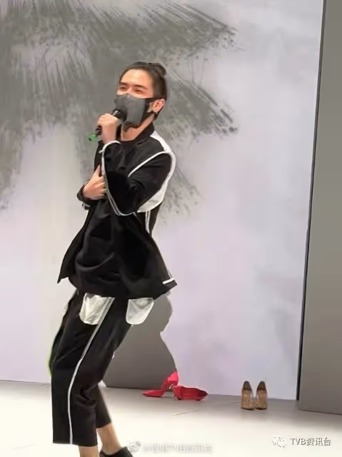 周柏豪隔離期曬半裸照！馮盈盈太空館打卡發表單身宣言