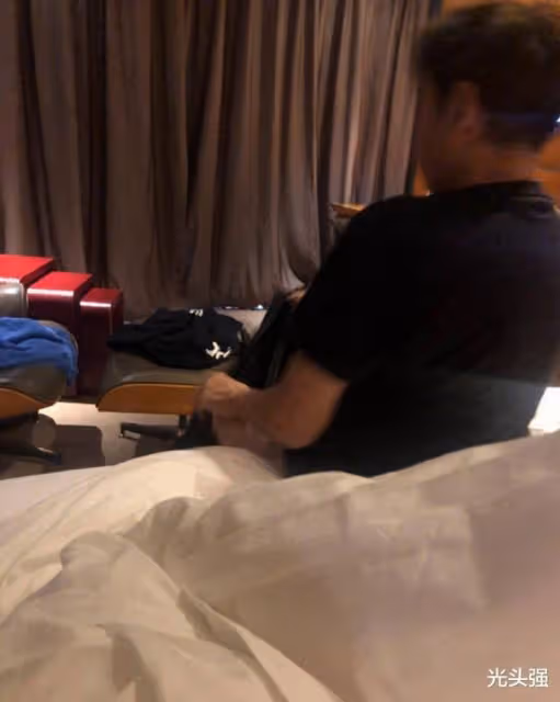 歌手譚詠麟被錘睡小四輪粉絲,應采兒還點贊相關微博,是手滑嗎?