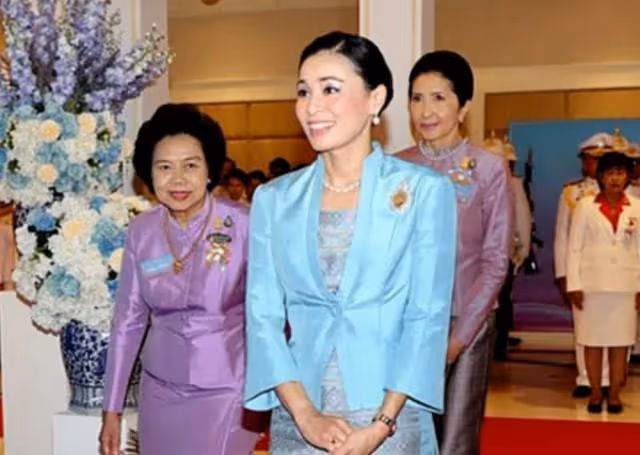 69歲泰王鐵骨柔情，陪伴蘇提達探望子嗣，思蕊梵曬照幫襯余瓦達