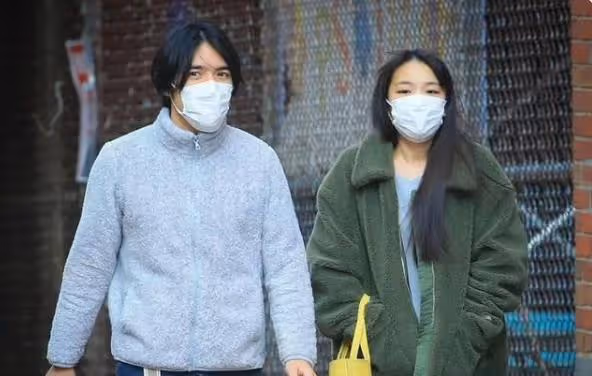 真子工作沒著落，駙馬爺工資不夠交房租，外出羽絨服都沒穿