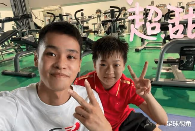 中國體壇頂流！全紅嬋開直播首秀唱歌，僅開1分鐘，高達萬人捧場
