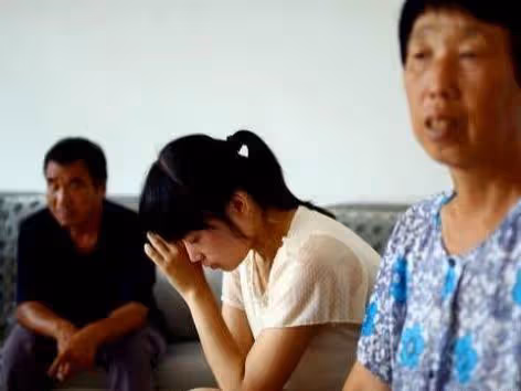 女孩檢查出重病想放棄治療，嫂子拿出三年積蓄後，眾人紛紛稱讚