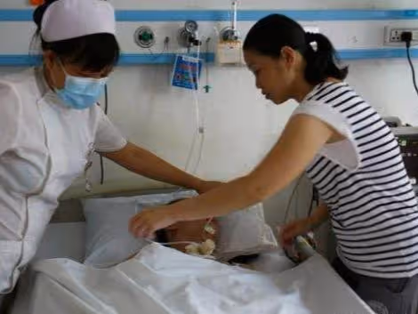 女孩檢查出重病想放棄治療，嫂子拿出三年積蓄後，眾人紛紛稱讚