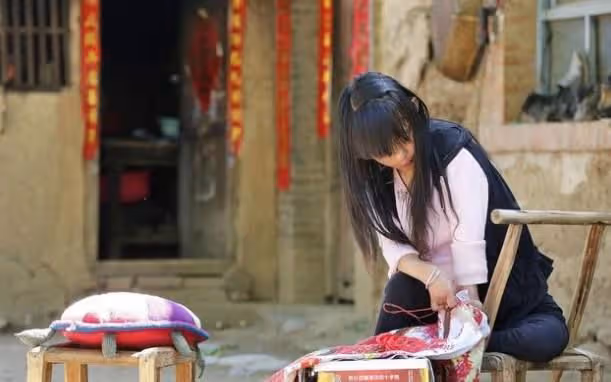 妹妹失聯十年，小伙聽到電話里喊他哥，掛下電話後小伙立馬報了警