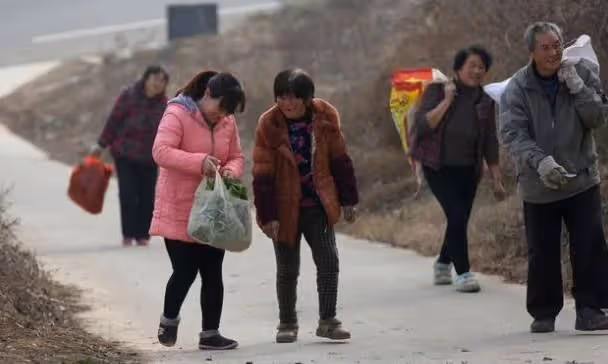 妹妹失聯十年，小伙聽到電話里喊他哥，掛下電話後小伙立馬報了警