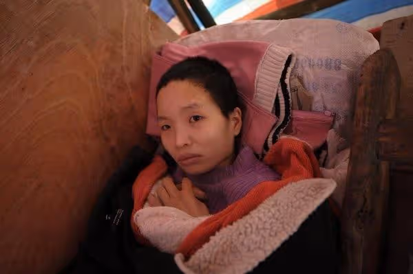 分家產弟媳搶房子，嫂子拿走老人遺像，3日後兩人嘆息：天意啊