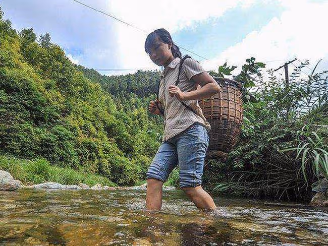 6歲女兒離家出走，12年後丈夫病逝，妻子整理遺物才知當年原委