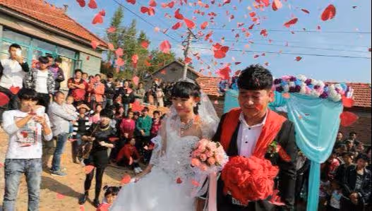 你35了，還帶個拖油瓶女兒，才給我2萬彩禮，這個「保姆」我不當