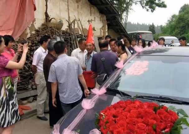 離婚後發現懷孕，挺著大肚子想給前夫驚喜，鄰居說一話我愣在原地