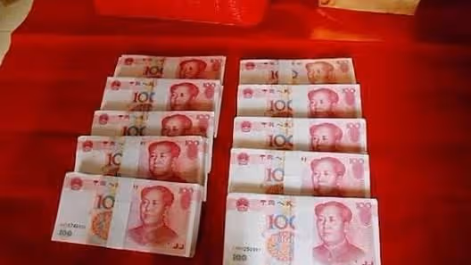 離婚後發現懷孕，挺著大肚子想給前夫驚喜，鄰居說一話我愣在原地