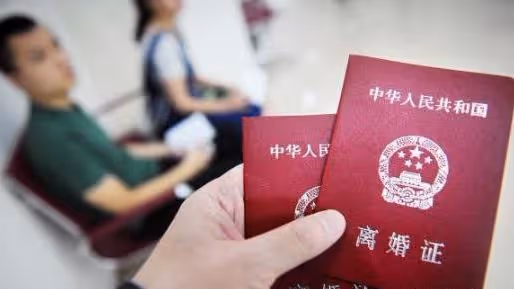 離婚後發現懷孕，挺著大肚子想給前夫驚喜，鄰居說一話我愣在原地