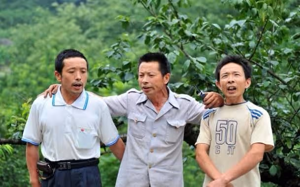 妹妹嫁到國外後，嫌棄哥哥窮斷絕關係，一年後收到簡訊哥哥傻了