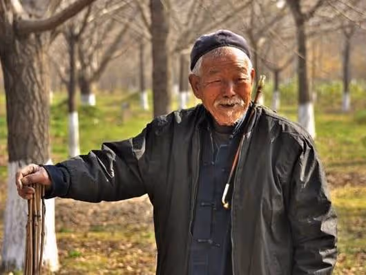 民間故事：老漢病危又突然痊癒，好後性情大變，先生：不是他本人
