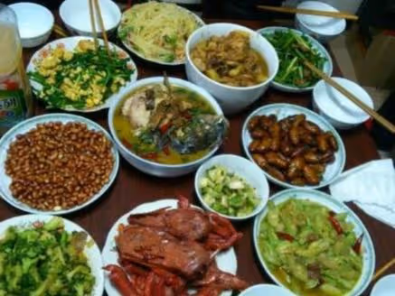 婚禮前，男友帶我回他家吃飯，他體貼幫我夾菜，回家後我決定悔婚