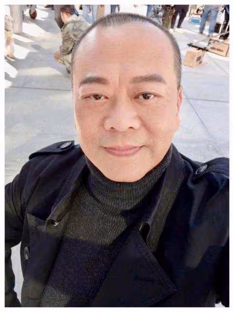 攜手走過25年！妻子曬合照慶祝銀婚，歐陽震華花白鬍子出鏡顯蒼老