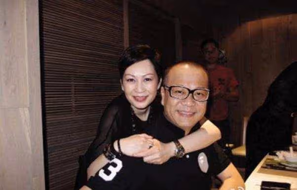 攜手走過25年！妻子曬合照慶祝銀婚，歐陽震華花白鬍子出鏡顯蒼老