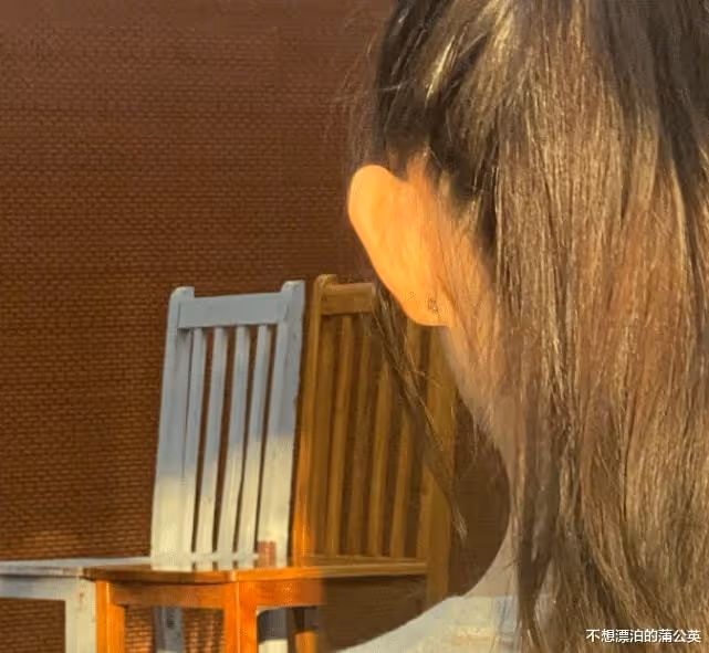 蔣依依在學校曬太陽，梳高馬尾發量有點少，同學視角比v甜美十足