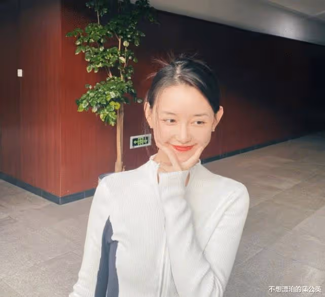 蔣依依在學校曬太陽，梳高馬尾發量有點少，同學視角比v甜美十足