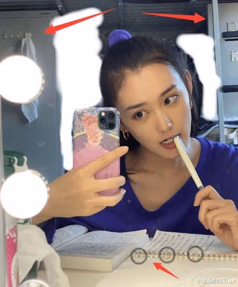 蔣依依在學校曬太陽，梳高馬尾發量有點少，同學視角比v甜美十足