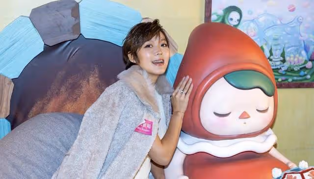恭喜！香港著名女星懷孕9個月臨盆在即，穿5厘米高跟鞋堅持工作