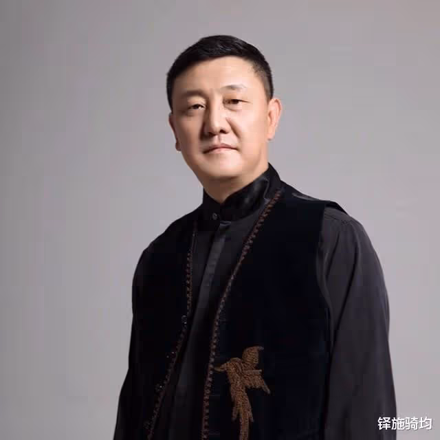 魯豫有一回坐飛機碰見了韓磊，立馬禮貌地問好，但接下來韓磊都沒再講話
