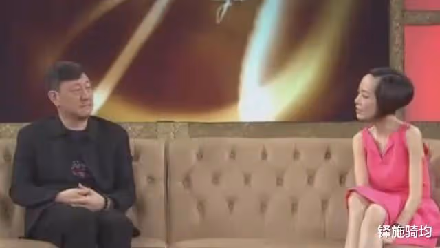 魯豫有一回坐飛機碰見了韓磊，立馬禮貌地問好，但接下來韓磊都沒再講話