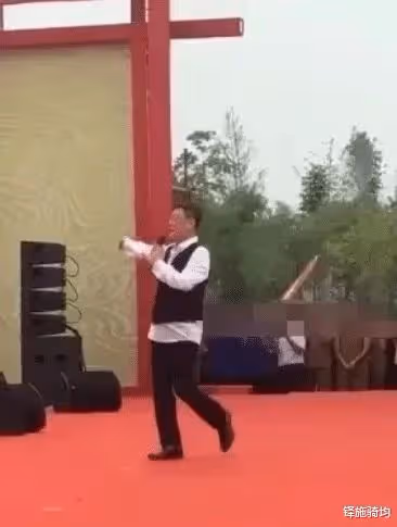 魯豫有一回坐飛機碰見了韓磊，立馬禮貌地問好，但接下來韓磊都沒再講話