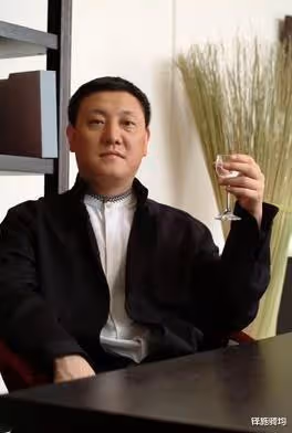 魯豫有一回坐飛機碰見了韓磊，立馬禮貌地問好，但接下來韓磊都沒再講話