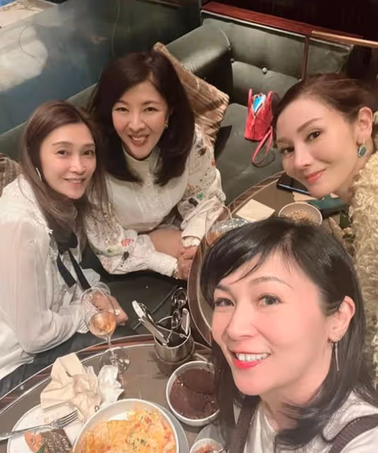 李克勤妻子參加聚會，李嘉欣與59歲姐姐喝得盡興，兩人均嫁入豪門