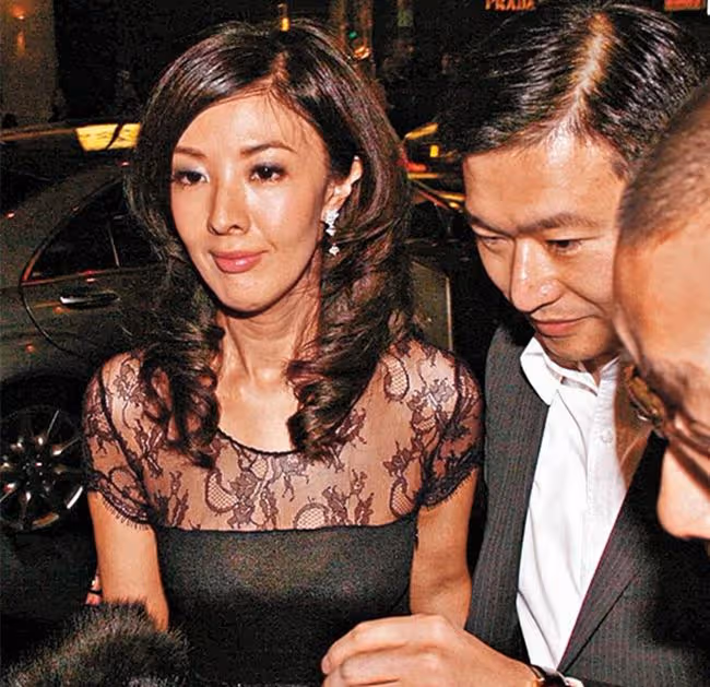 李克勤妻子參加聚會，李嘉欣與59歲姐姐喝得盡興，兩人均嫁入豪門