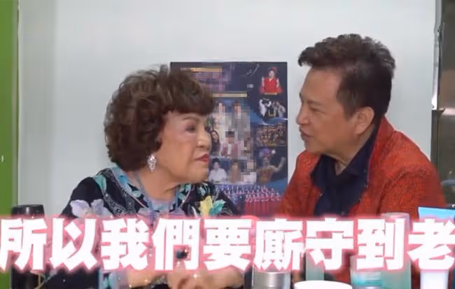 84歲女星周遊高調秀恩愛，被小10歲丈夫公主抱，對方直言想生兒子