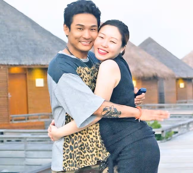 呂方攜小16歲富婆妻子參加聚會，杜德偉夫婦露面，差24歲無違和感