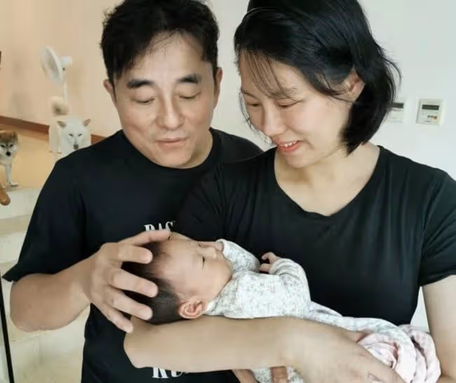 呂方攜小16歲富婆妻子參加聚會，杜德偉夫婦露面，差24歲無違和感