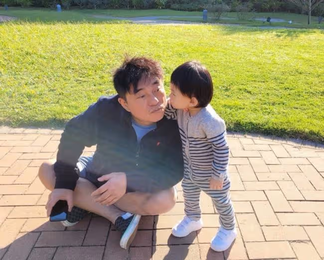 呂方攜小16歲富婆妻子參加聚會，杜德偉夫婦露面，差24歲無違和感
