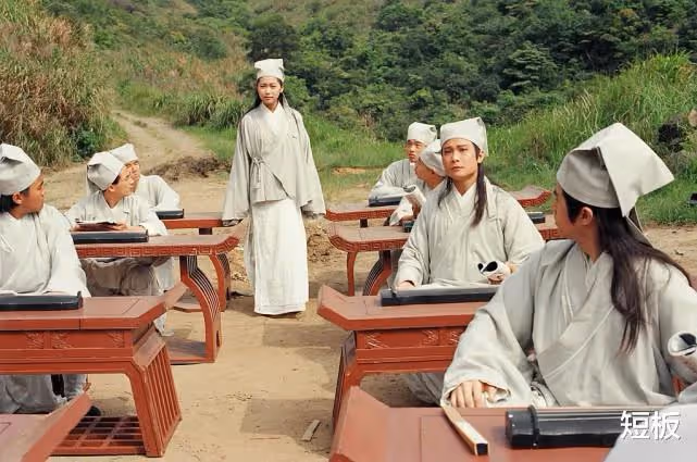 亞視和TVB真正的女神，2個角色火遍大江南北，51歲為養子操碎了心