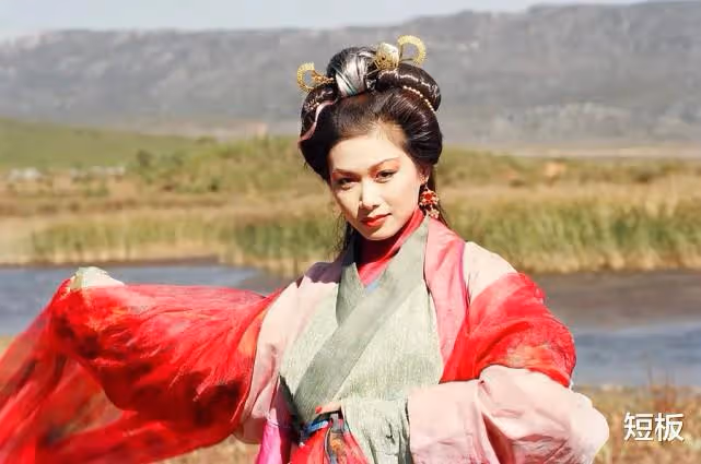 亞視和TVB真正的女神，2個角色火遍大江南北，51歲為養子操碎了心