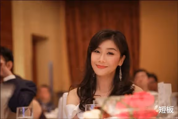 亞視和TVB真正的女神,2個角色火遍大江南北,51歲為養子操碎了心