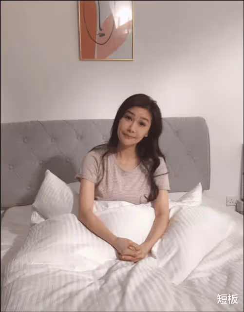 亞視和TVB真正的女神,2個角色火遍大江南北,51歲為養子操碎了心