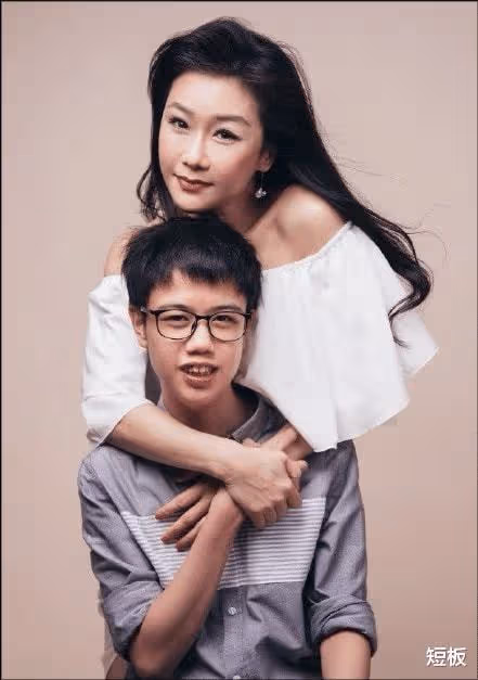 亞視和TVB真正的女神,2個角色火遍大江南北,51歲為養子操碎了心